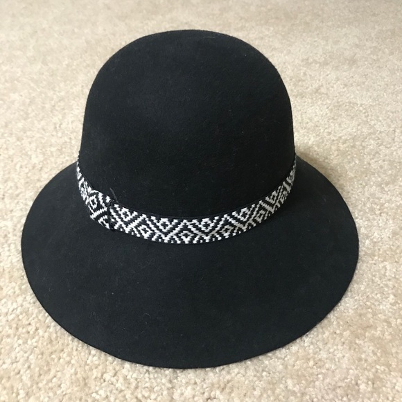 Wool hat with decorated band